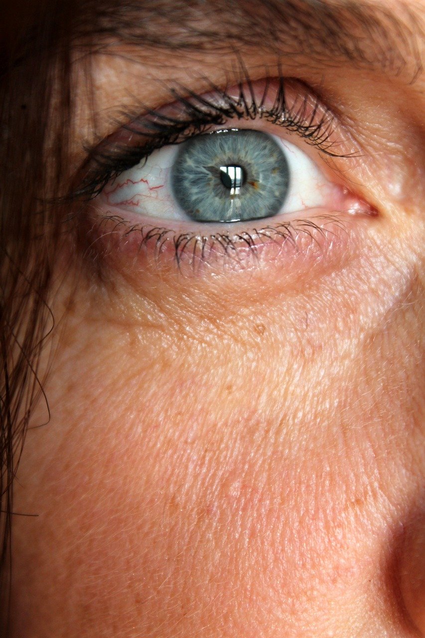 Doctor performing advanced under eye dark circle treatment at Hues Aesthetic Clinic Madurai