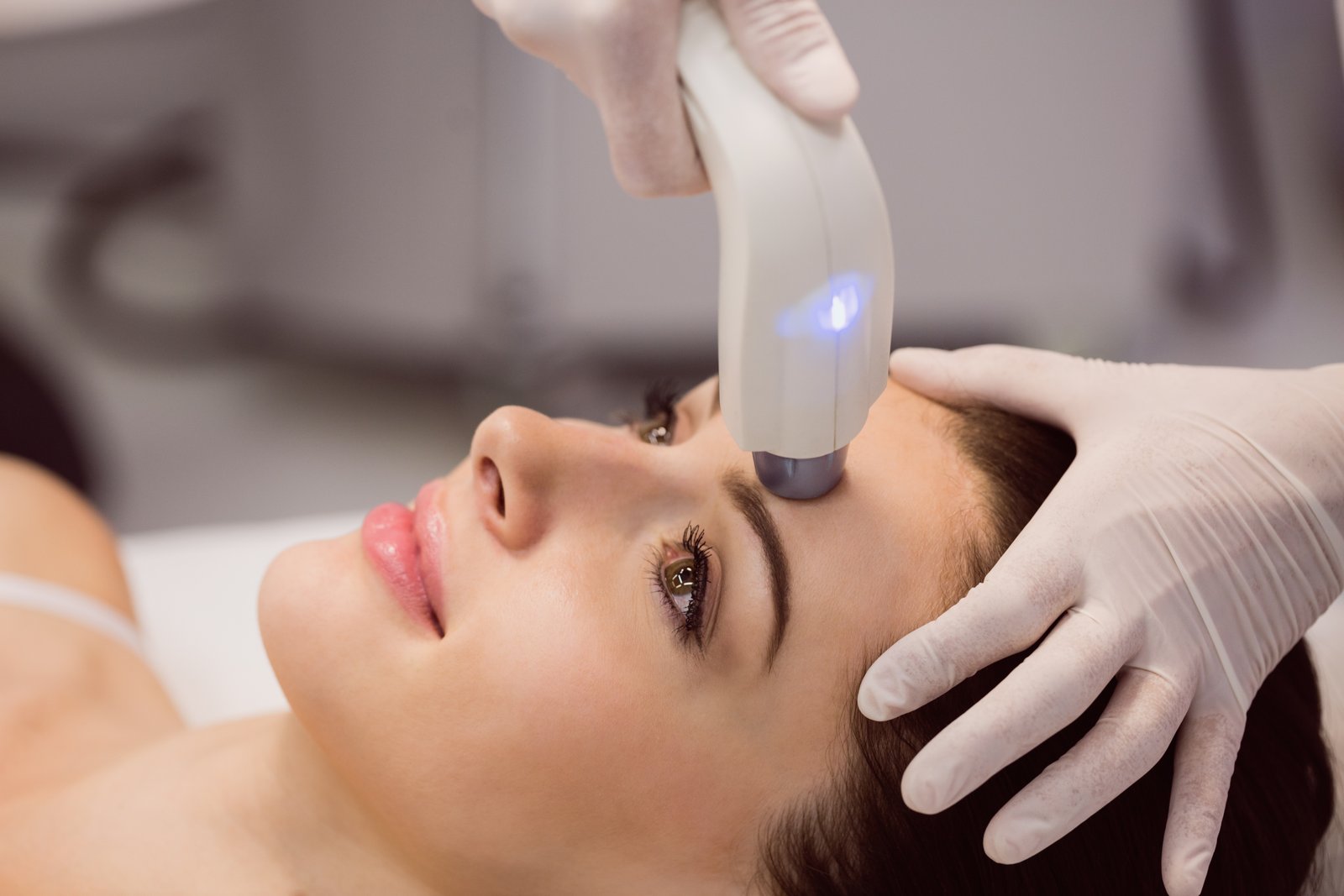 Specialist performing advanced fractional laser scar reduction at Hues Aesthetic Clinic Madurai