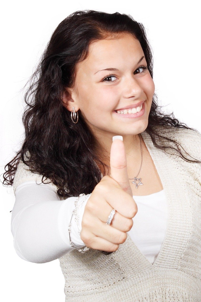 Doctor performing advanced under eye dark circle treatment at Hues Aesthetic Clinic Madurai