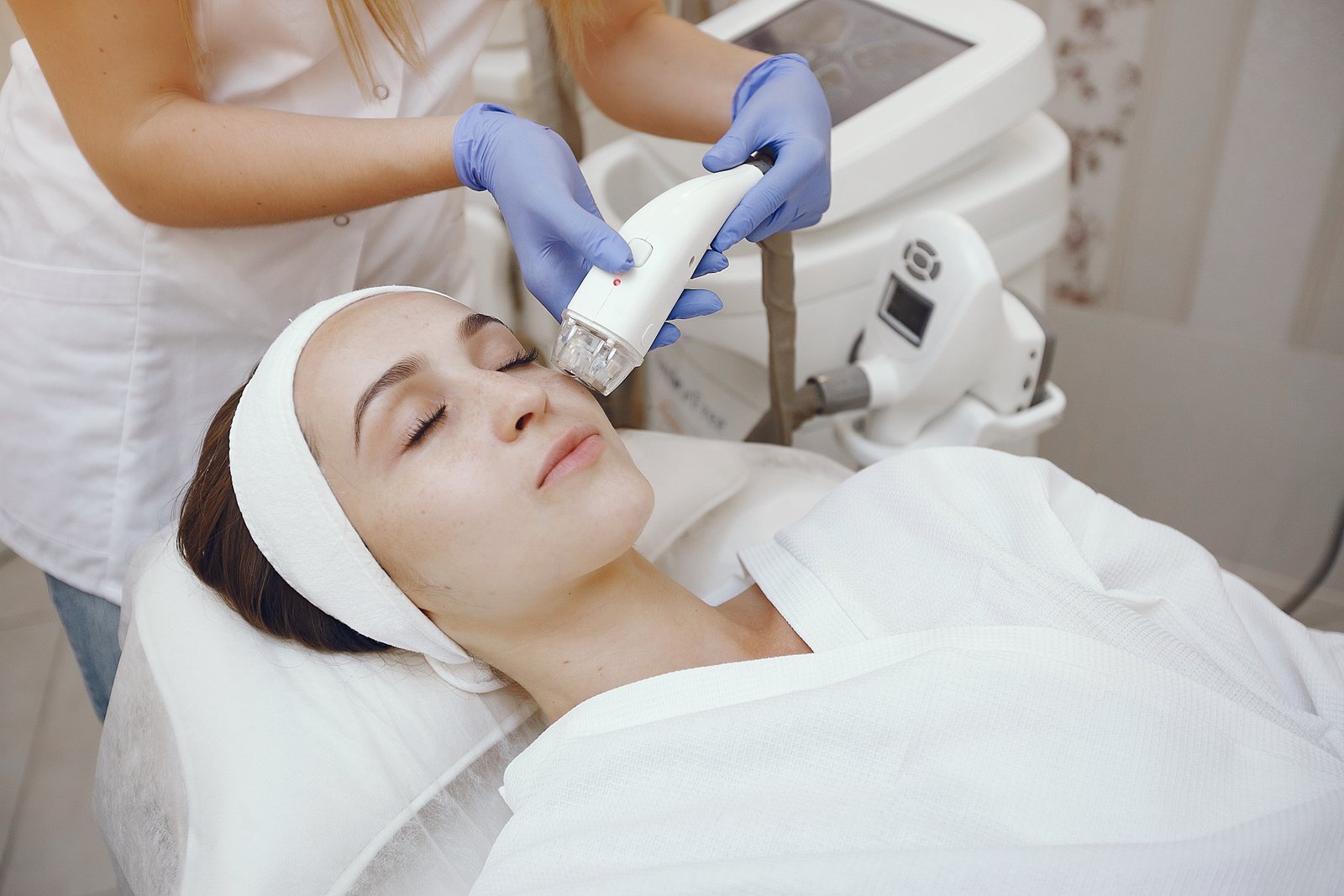Specialist performing Hydra Facial deep cleansing and exfoliation treatment at Hues Aesthetic Clinic Madurai