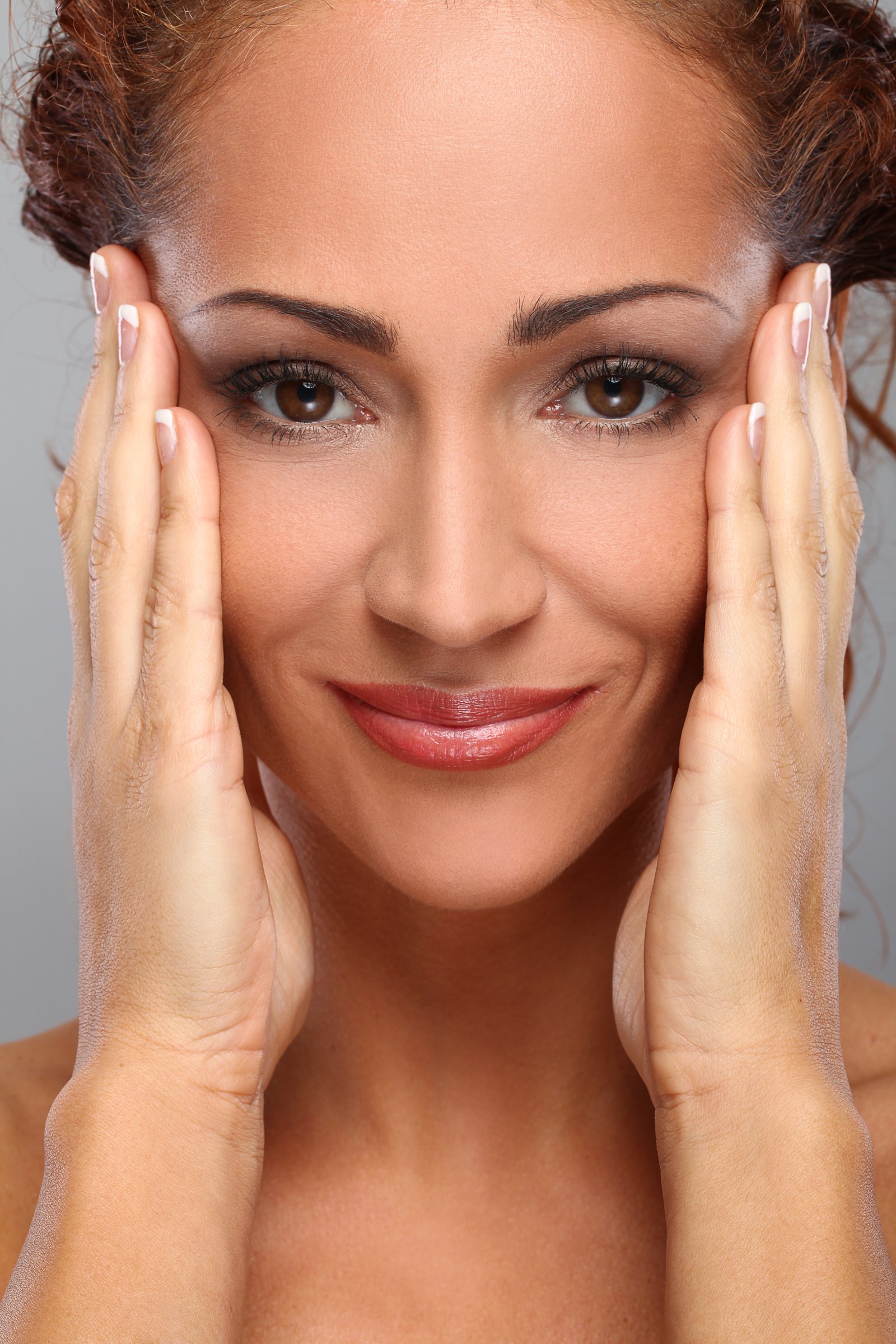 Specialist performing Hydra Facial deep cleansing and exfoliation treatment at Hues Aesthetic Clinic Madurai